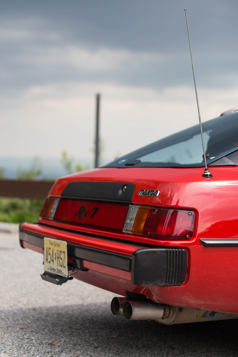Illustration for article titled The Original Mazda RX-7 Drives Like a Humming, Thrumming, Living Animal
